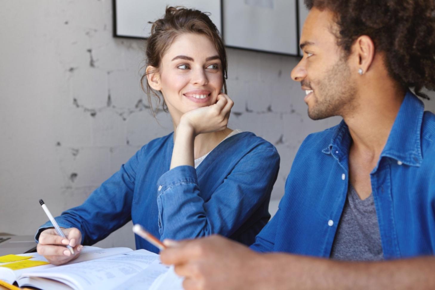 Graphiques financiers et calculatrice sur un bureau moderne