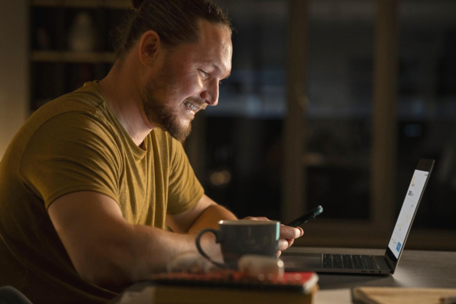 Personne analysant des données économiques sur un ordinateur portable